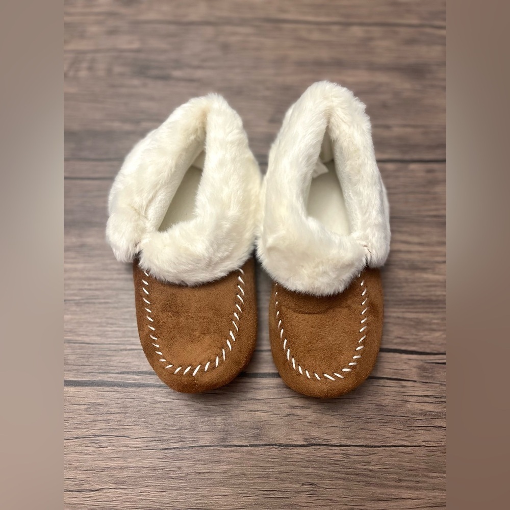 Isotoner Suede Moccasin Slippers NWOT